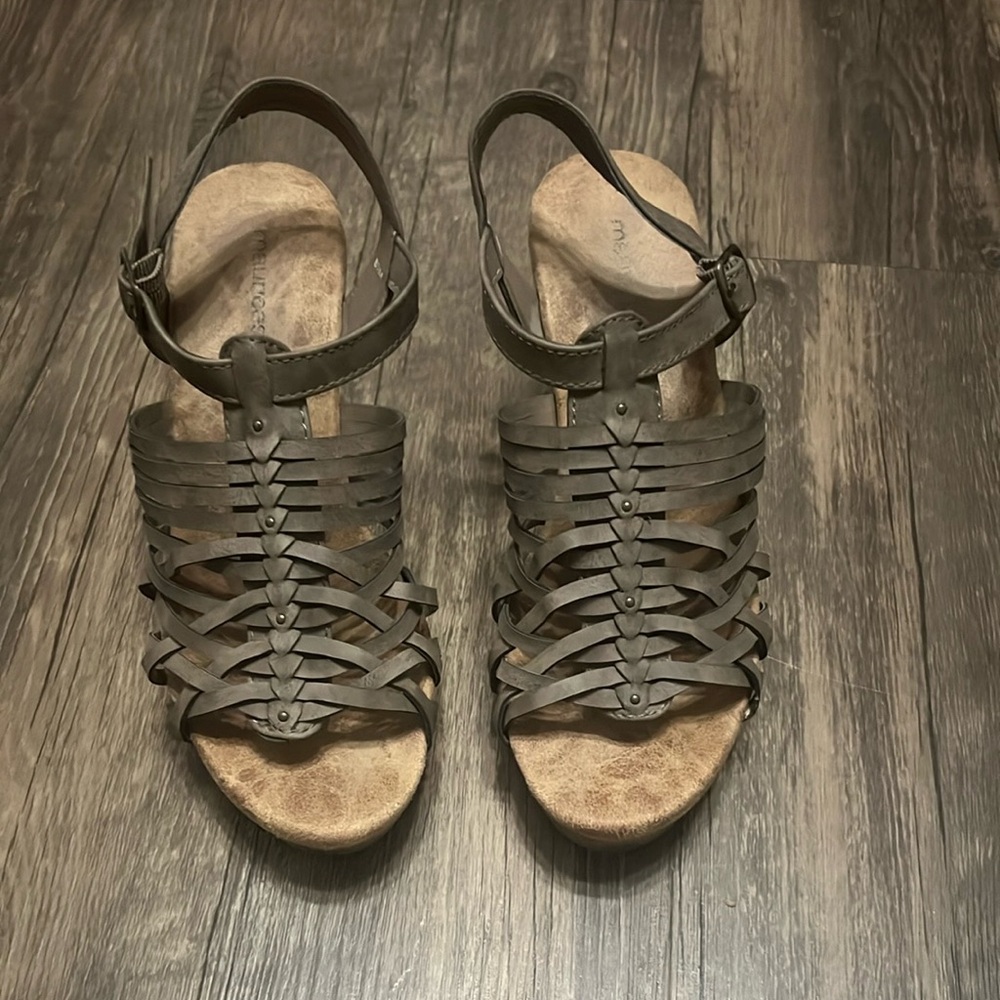 Women's Strappy Sandals in Gray